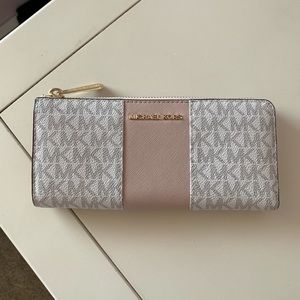 Micheal Kors Zip Wallet